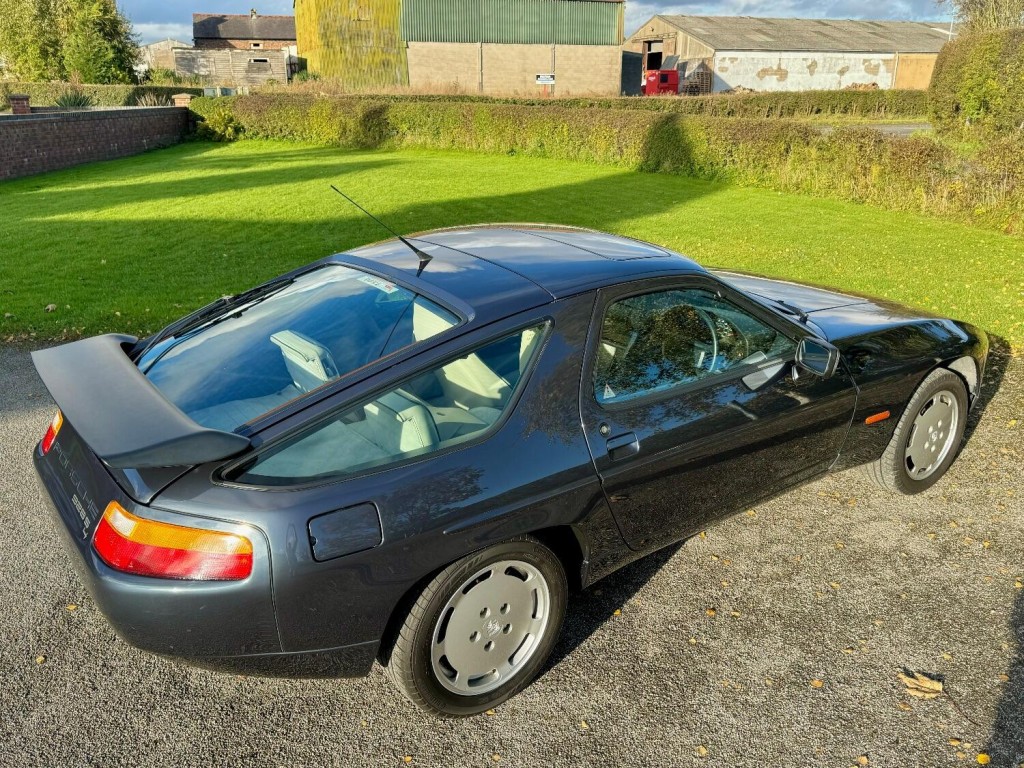 PORSCHE 928