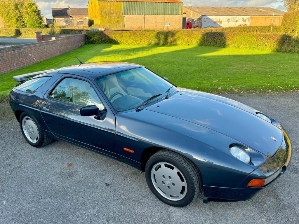 PORSCHE 928