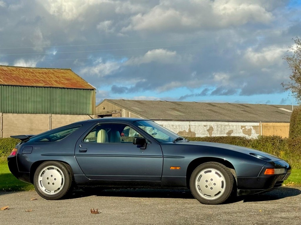PORSCHE 928