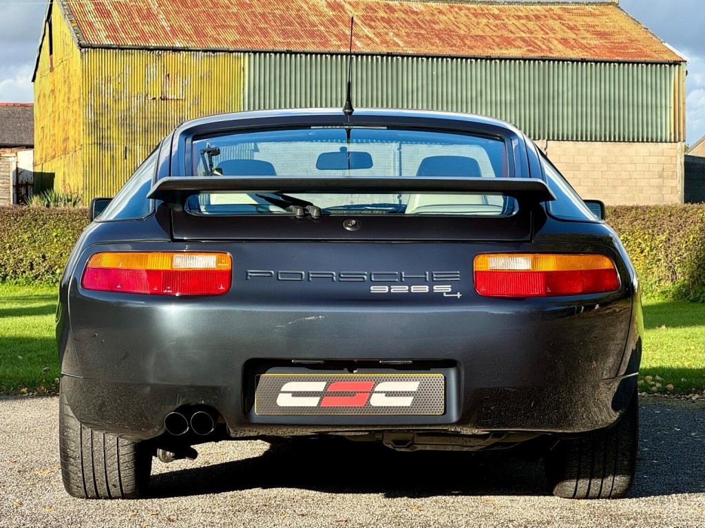 PORSCHE 928