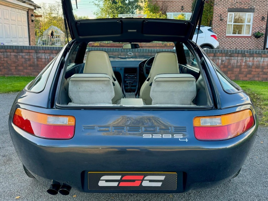 PORSCHE 928