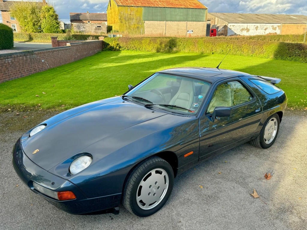 PORSCHE 928