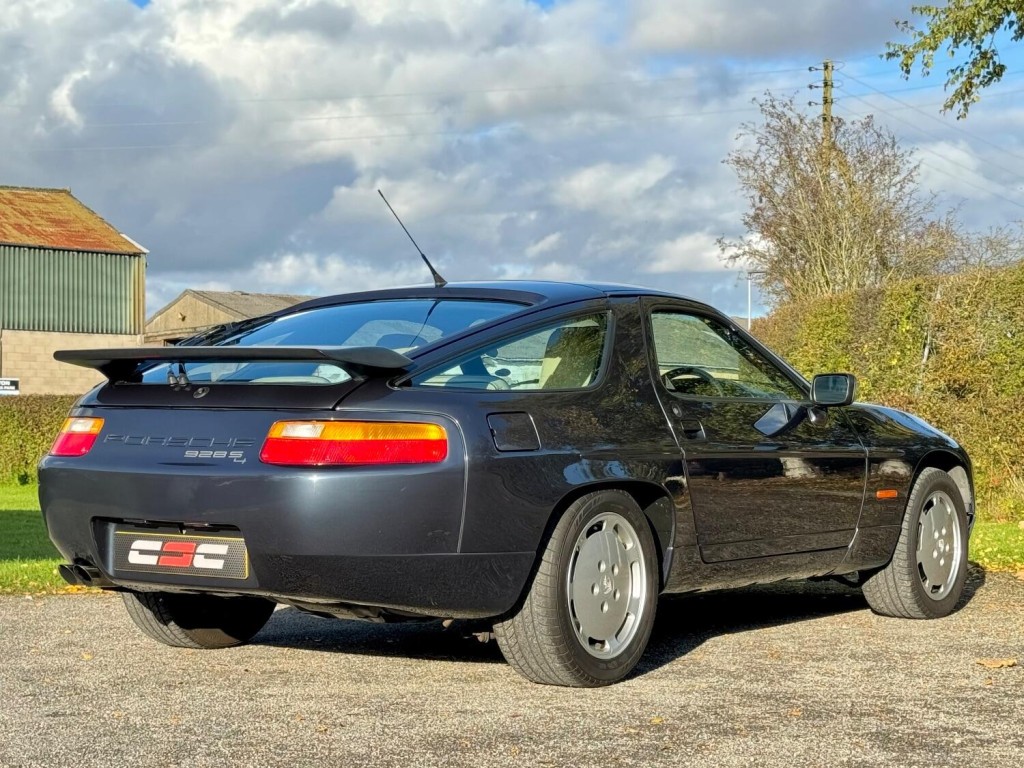 PORSCHE 928