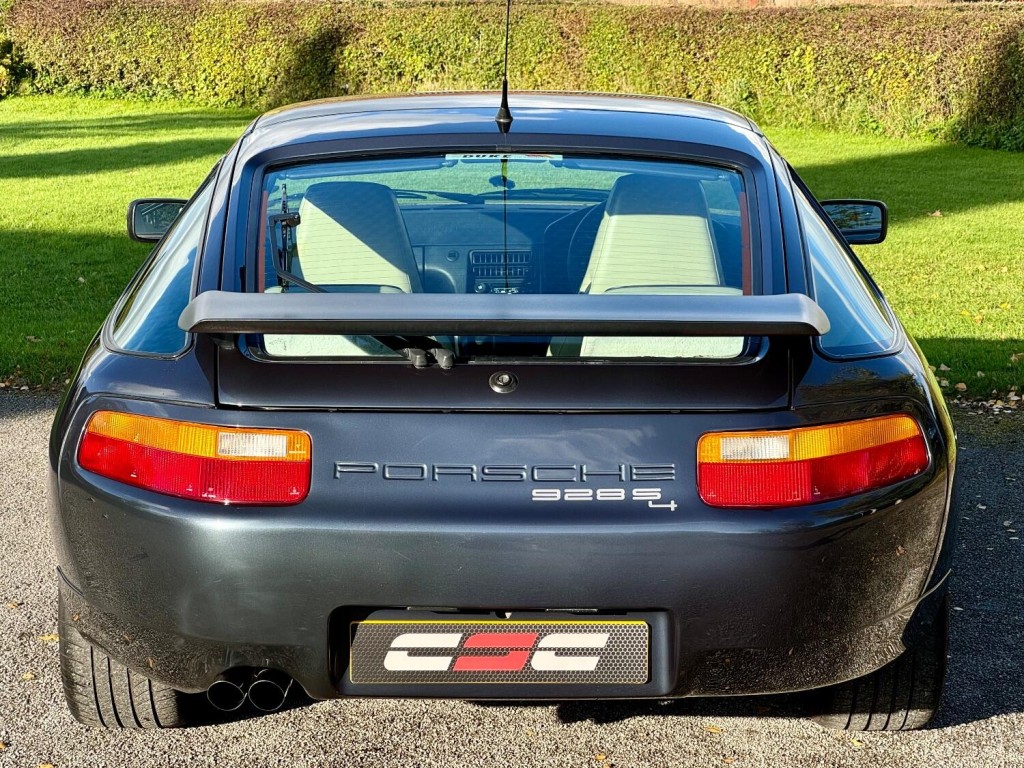 PORSCHE 928