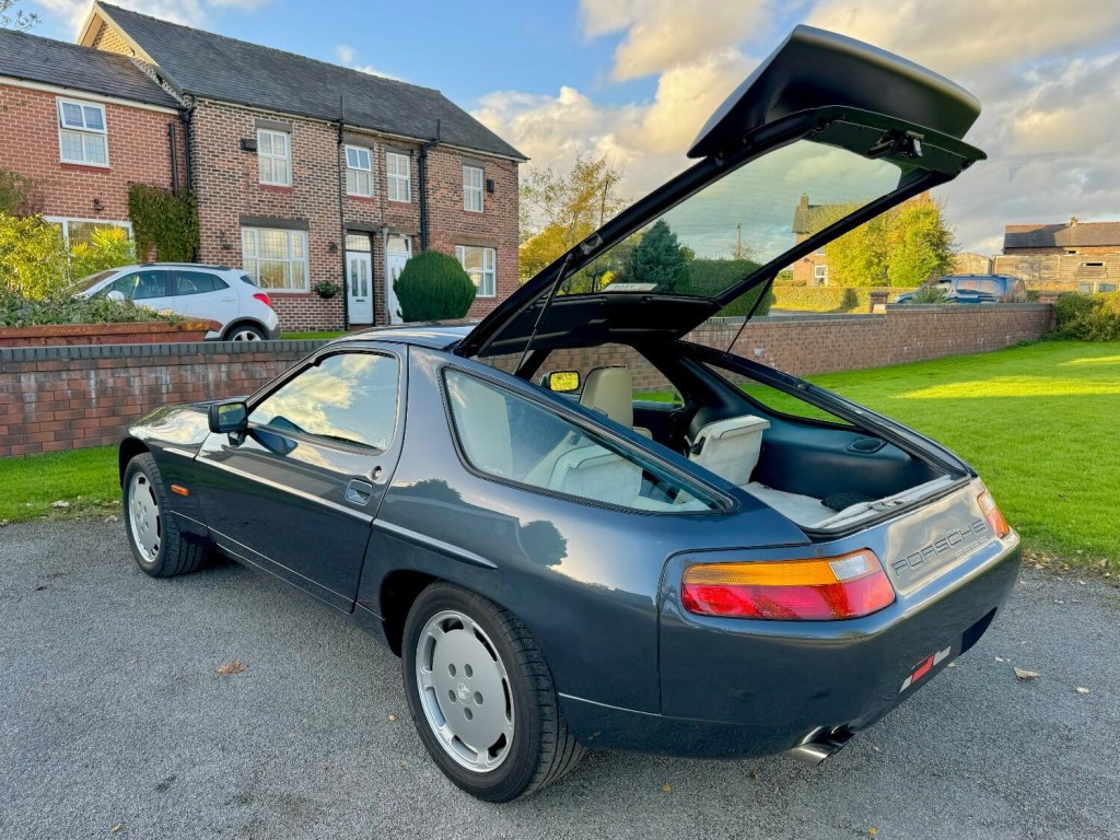 PORSCHE 928