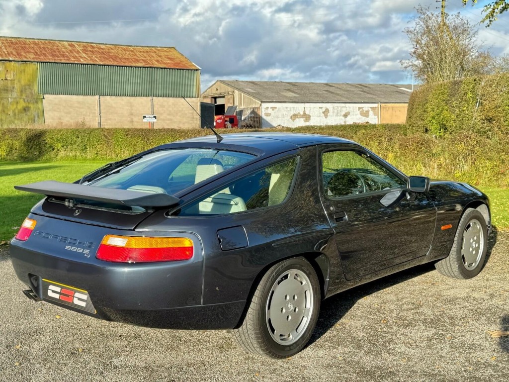 PORSCHE 928