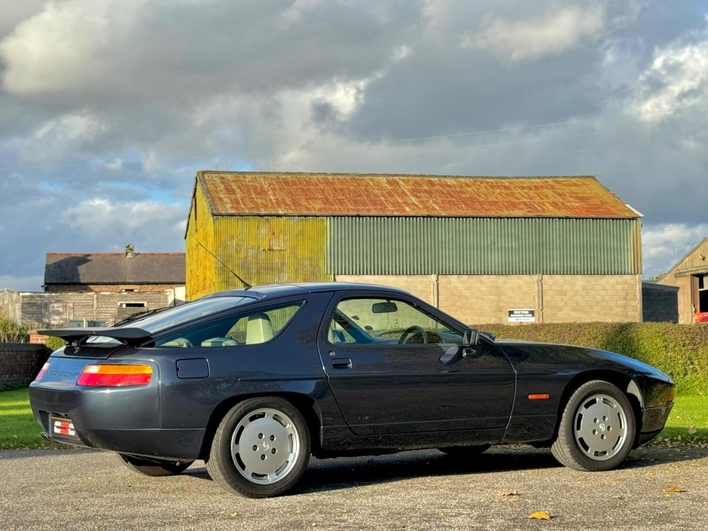 PORSCHE 928