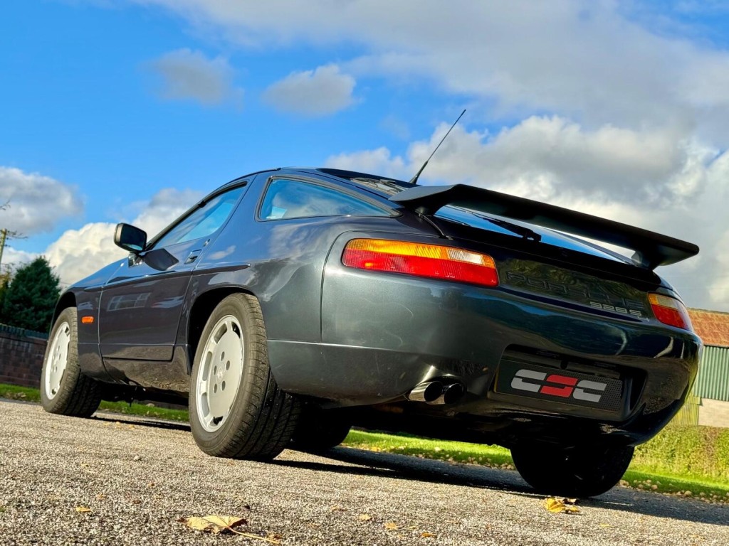 PORSCHE 928