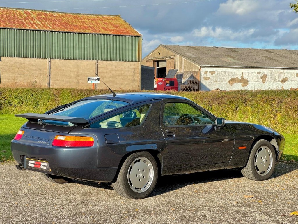 PORSCHE 928