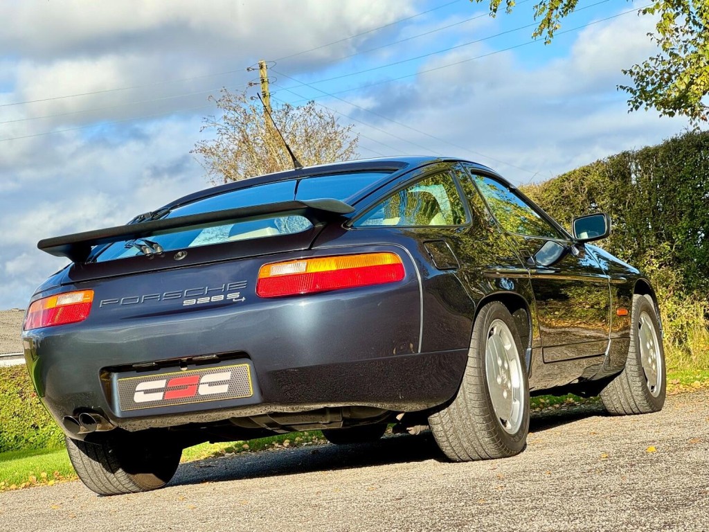 PORSCHE 928