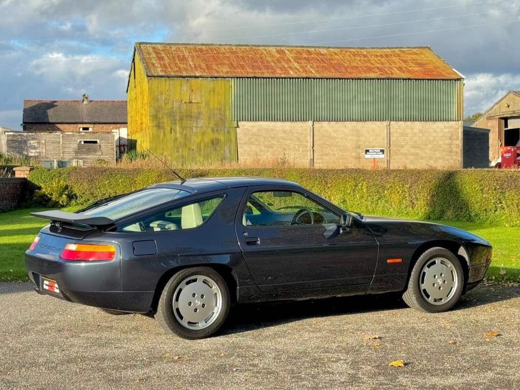 PORSCHE 928