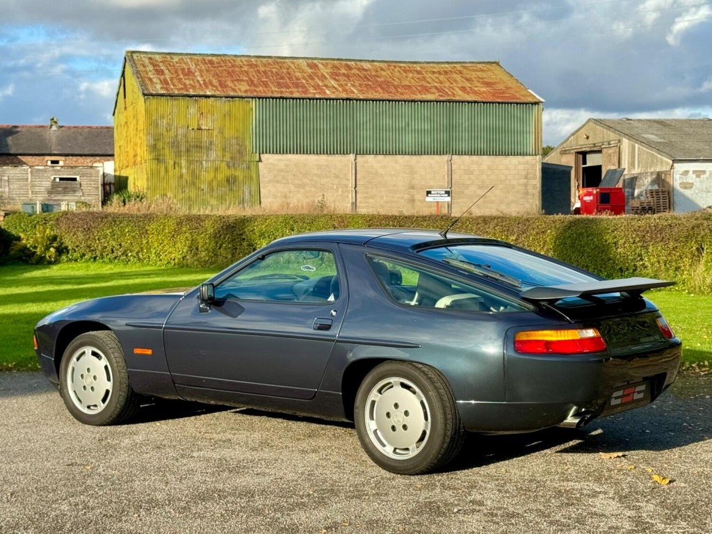 PORSCHE 928