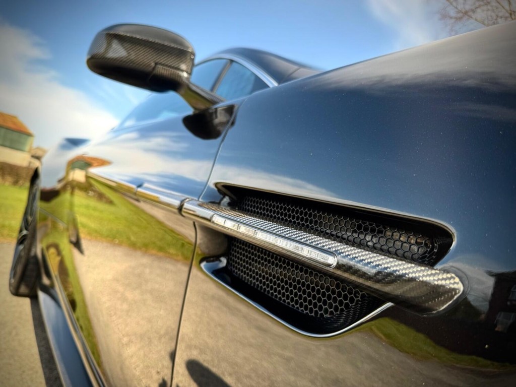 ASTON MARTIN VANQUISH