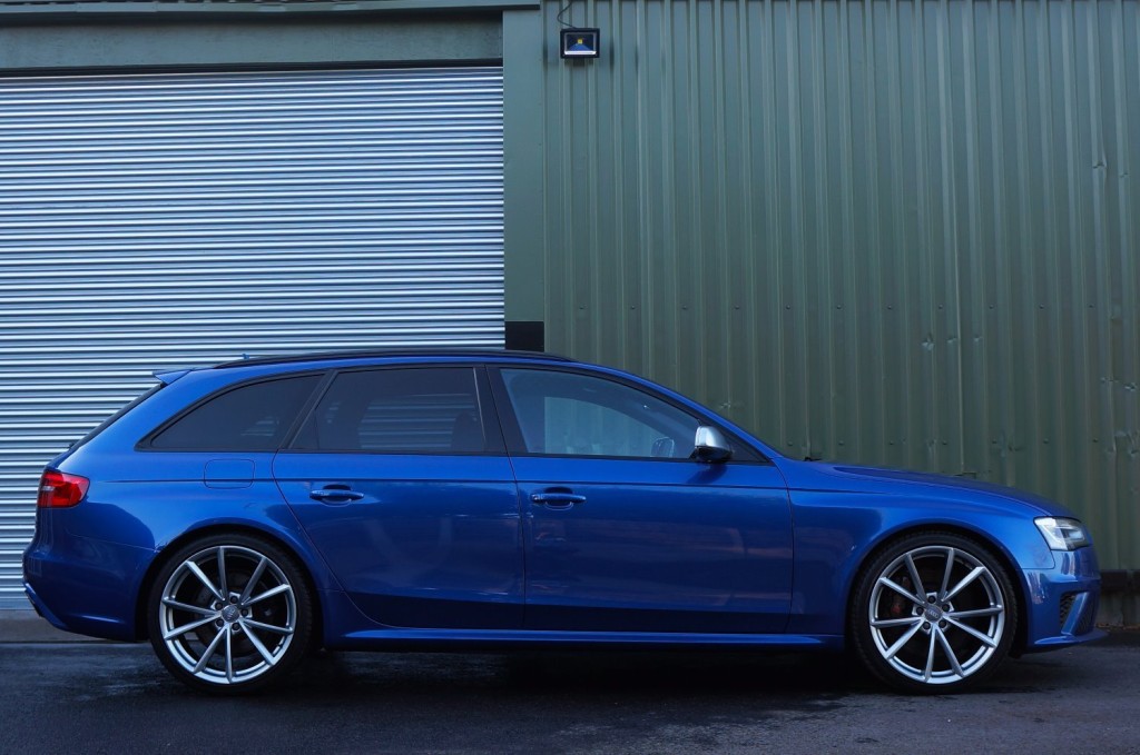 View AUDI RS4 4.2 V8 Quattro