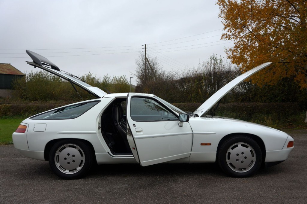 PORSCHE 928