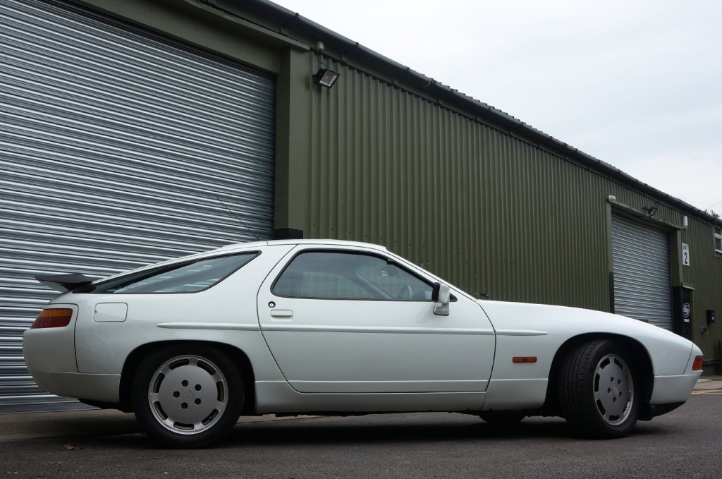 PORSCHE 928