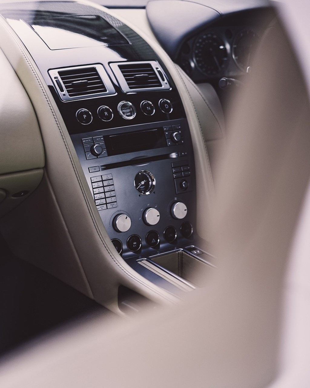 ASTON MARTIN DB9