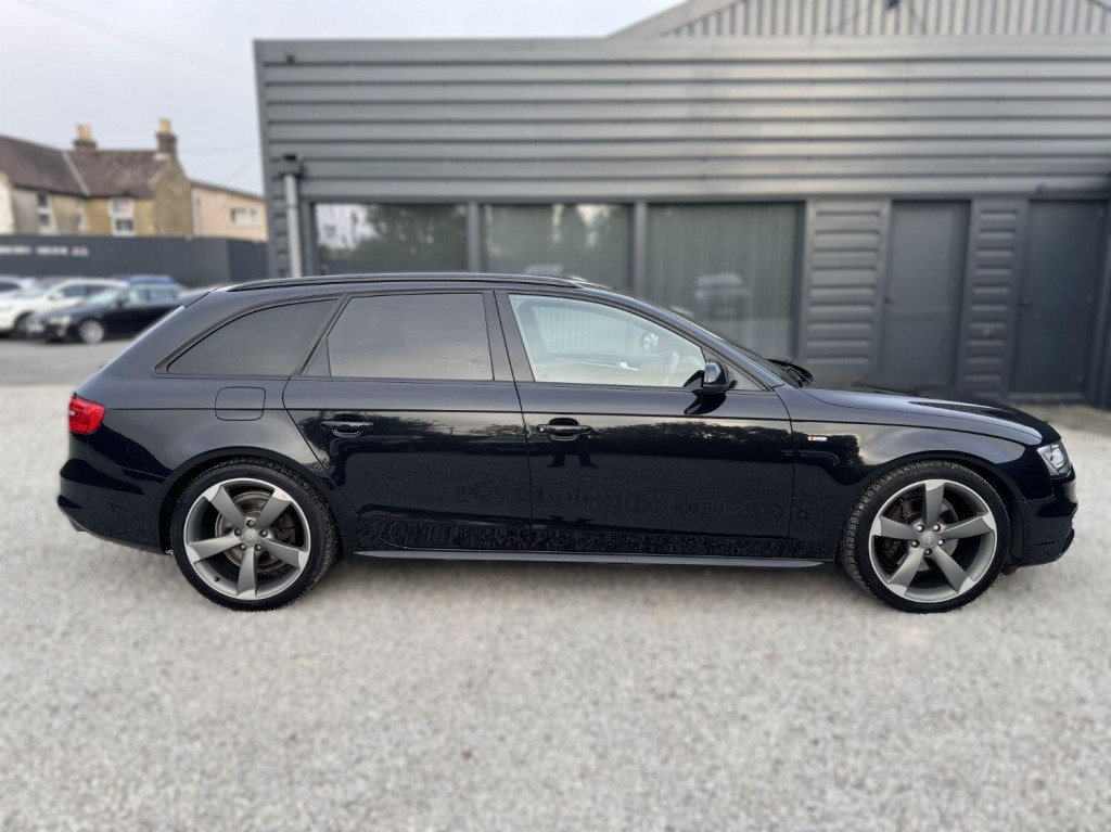View AUDI A4 AVANT 2.0 TFSI Black Edition