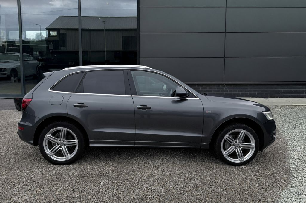 View AUDI Q5 2.0 TDI S line Plus