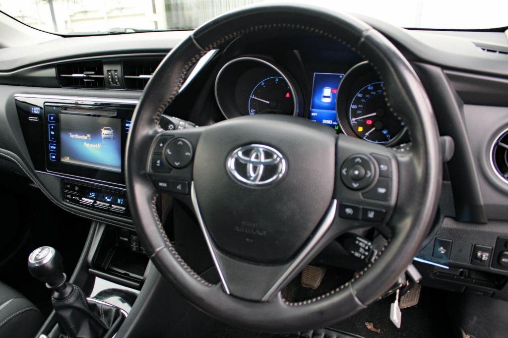 TOYOTA AURIS