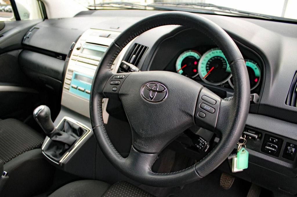 TOYOTA COROLLA VERSO