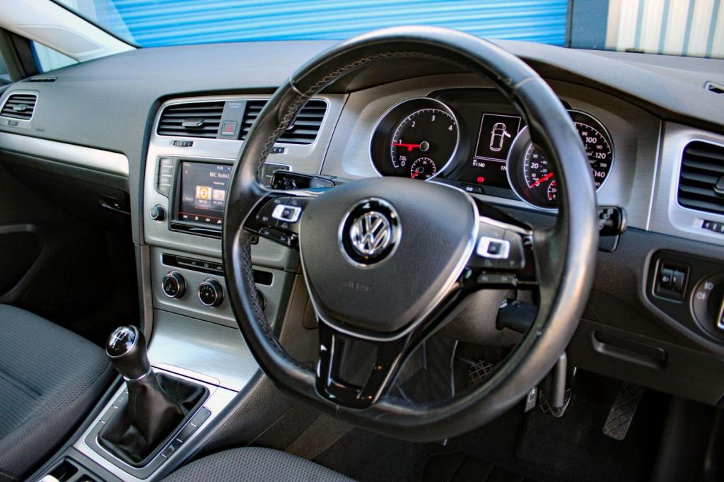 VOLKSWAGEN GOLF