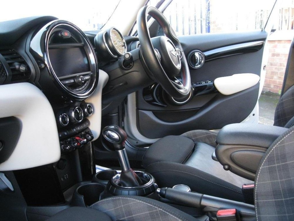 MINI HATCH