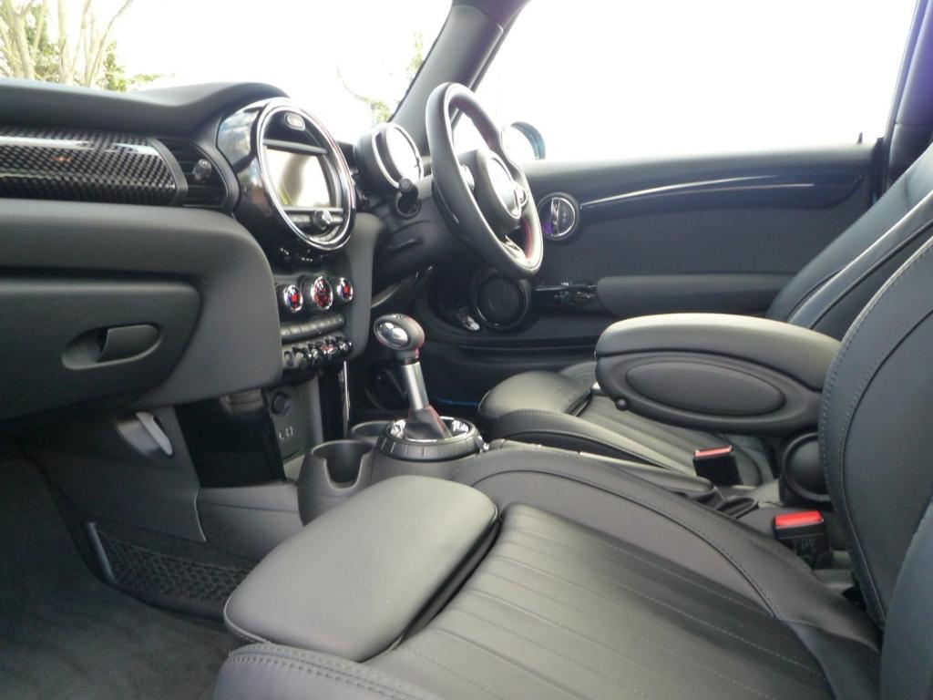 MINI HATCHBACK
