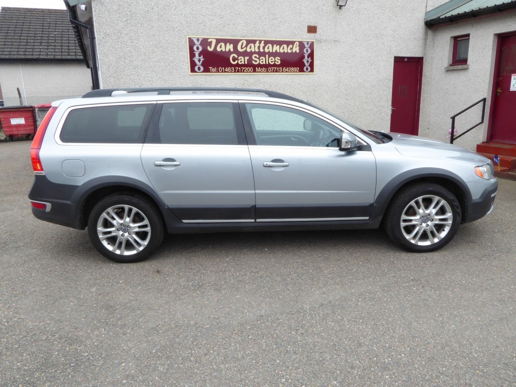 View VOLVO XC70 2.4 D4 SE Lux