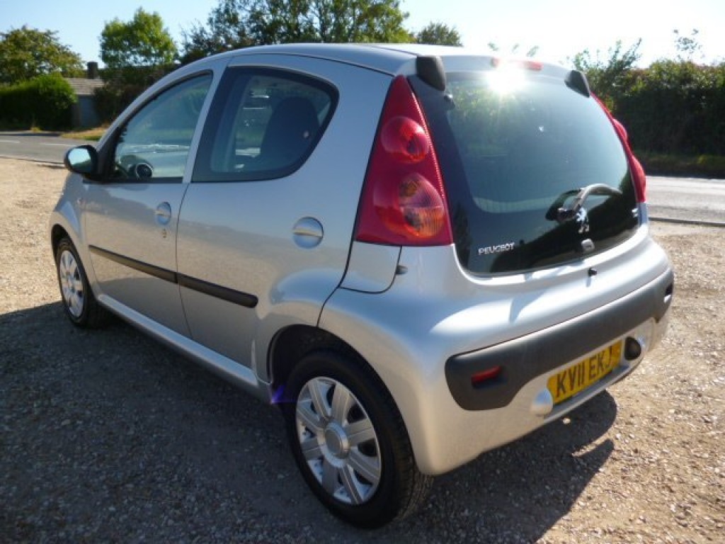 PEUGEOT 107