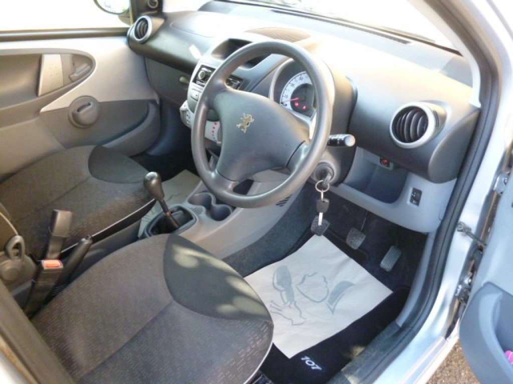 PEUGEOT 107