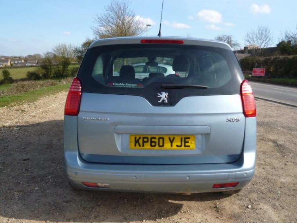 PEUGEOT 5008