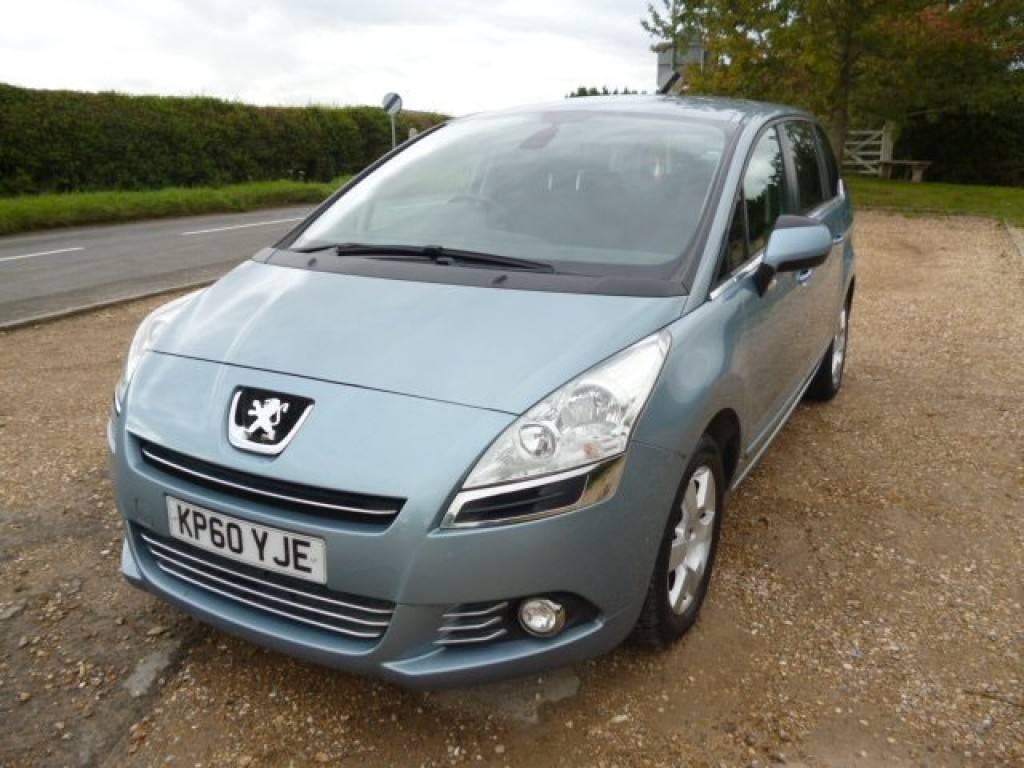 PEUGEOT 5008