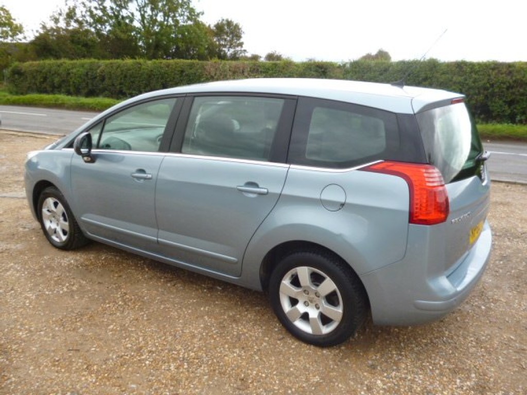 PEUGEOT 5008
