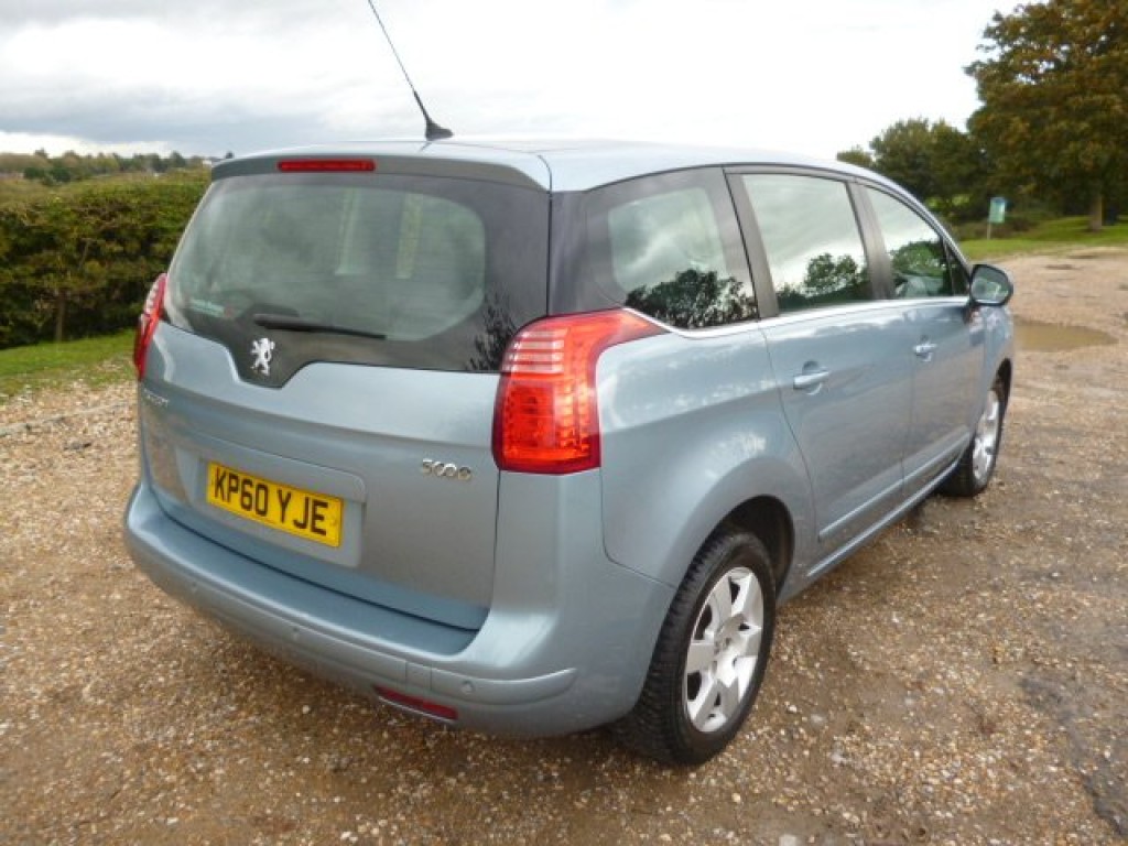 PEUGEOT 5008