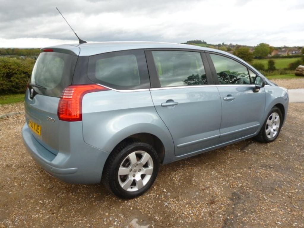 PEUGEOT 5008