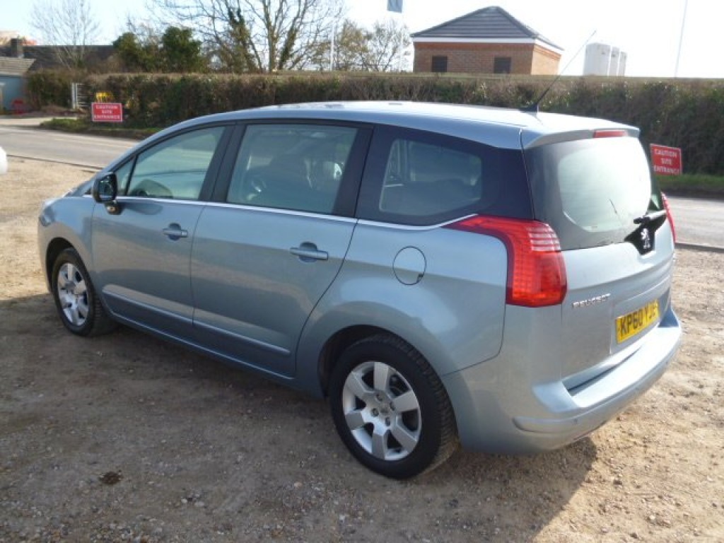 PEUGEOT 5008