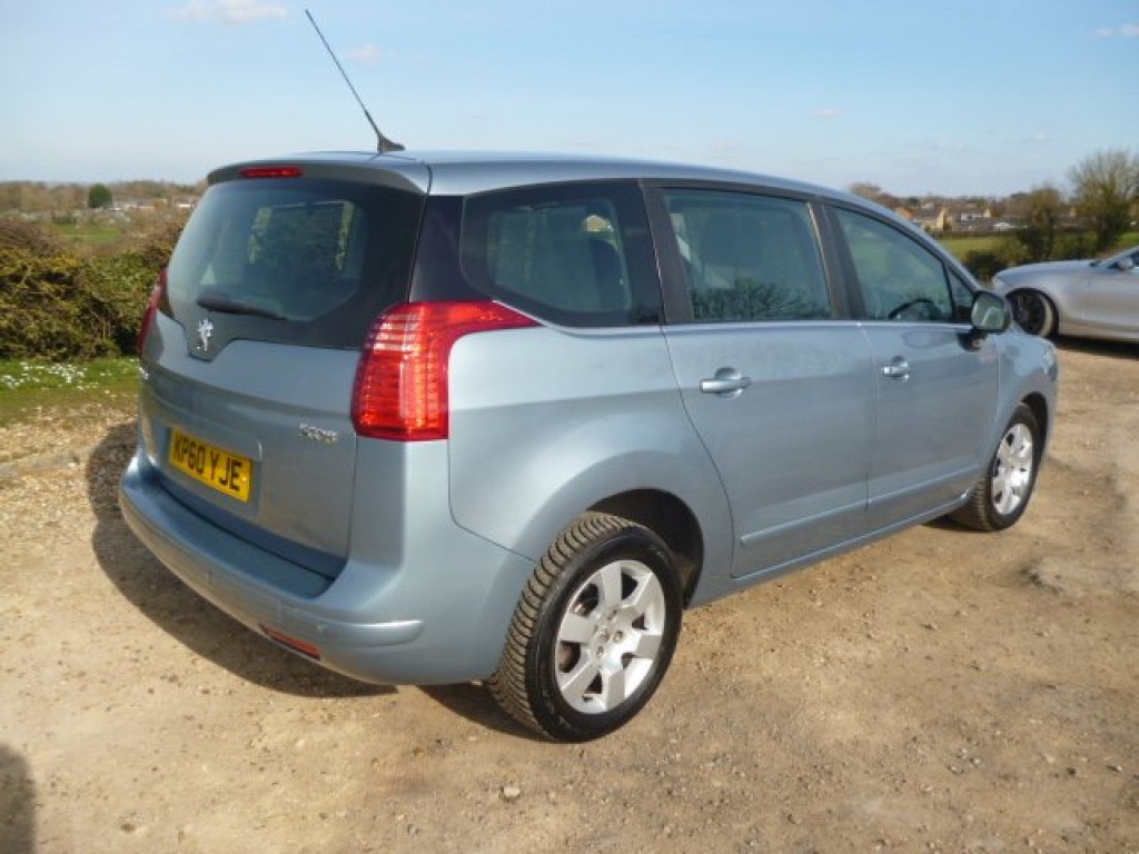 PEUGEOT 5008