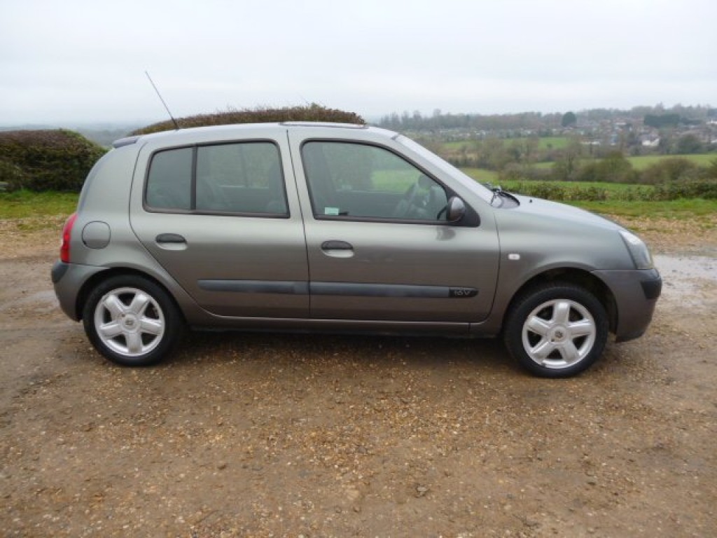 View RENAULT CLIO 1.2 DYNAMIQUE 16V VERY LOW MILES 2 OWNERS