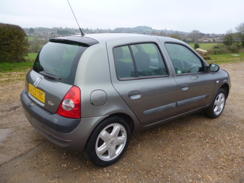View RENAULT CLIO 1.2 DYNAMIQUE 16V VERY LOW MILES 2 OWNERS
