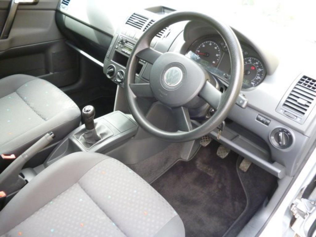 VOLKSWAGEN POLO