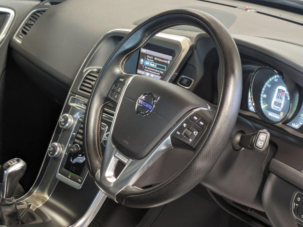 View VOLVO XC60 2.0 R-Design D4 (181hp) 2 OWNERS. 9 SERVICES. HEATED SEATS. JUST SERVICED. £35 RFL
