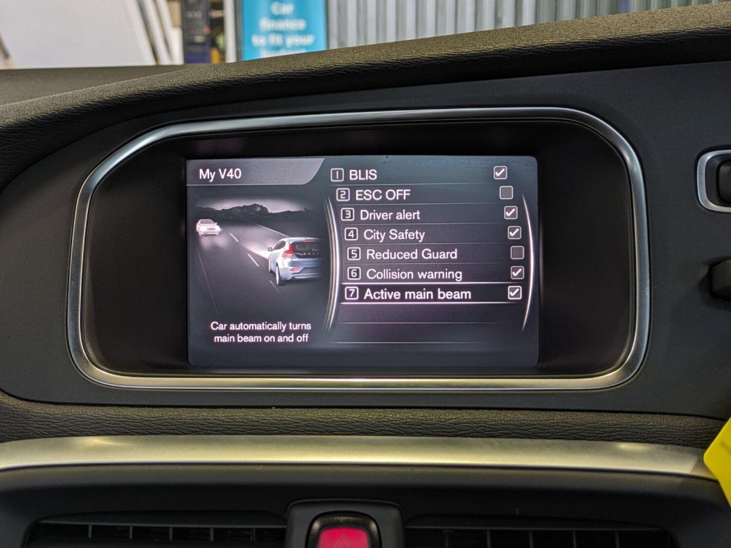 VOLVO V40
