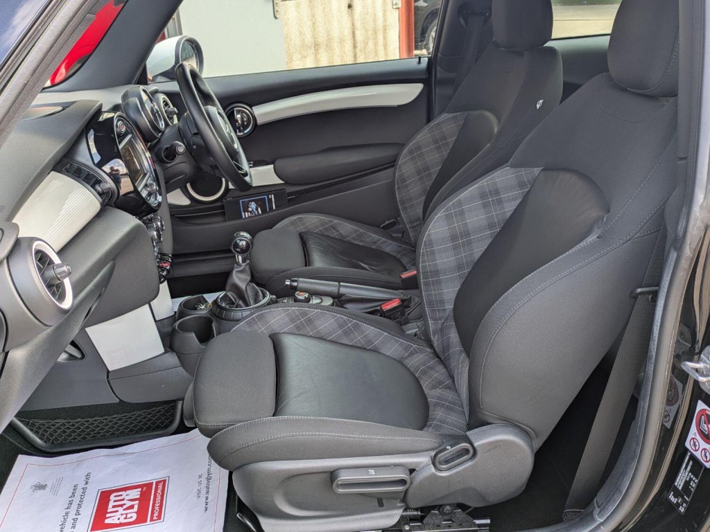 MINI HATCH