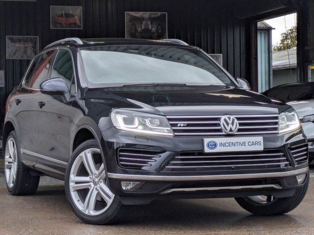 VOLKSWAGEN TOUAREG 3.0TDI V6 R-Line Plus auto 4WD. BIG SPEC. 360 CAMERAS. HEATED SEATS & S.WHEEL. 8 SERVICES.