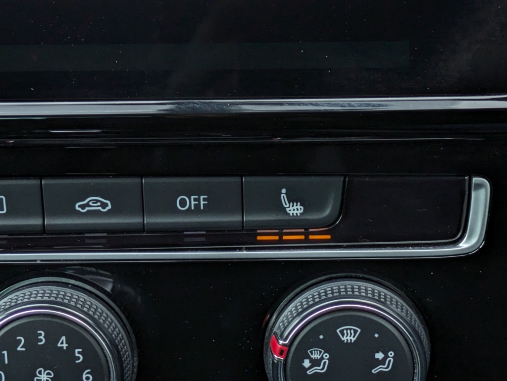 View VOLKSWAGEN GOLF 2.0 TDI GT Estate Automatic. HEATED SEATS. CARPLAY. FULL HISTORY.  FOLDING MIRRORS AND MORE.