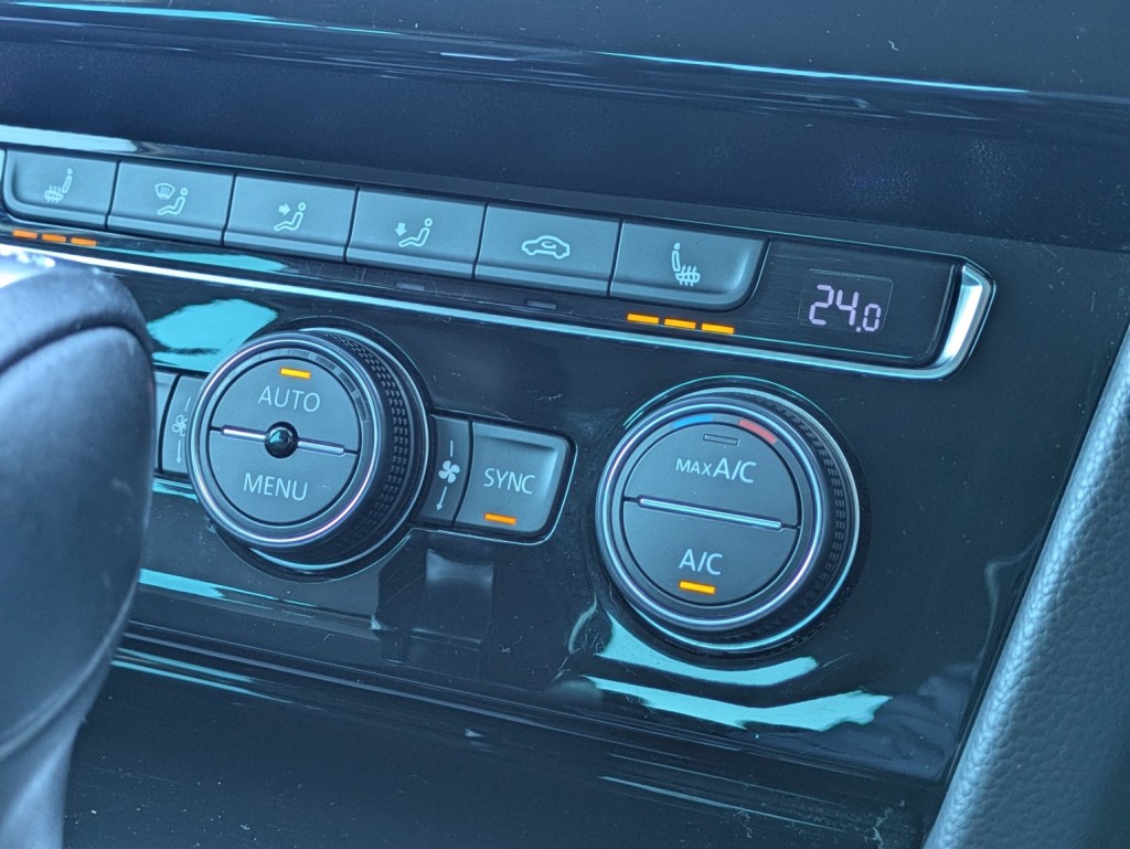 View VOLKSWAGEN PASSAT 2.0 TDI GT automatic. OVER £4000 OF OPTIONS. CARPLAY. 10 SERVICES. HEATED SEATS & MORE...