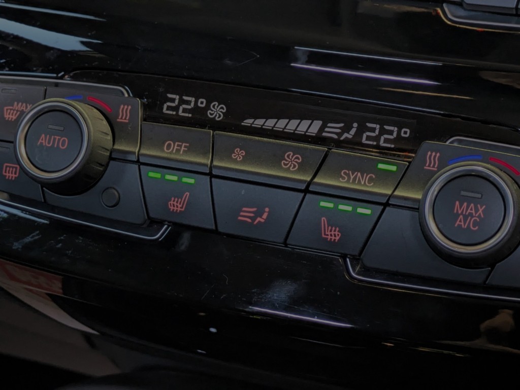 View BMW X1 xDrive20d xLine 4WD automatic. £4890 WORTH OF OPTIONS FITTED. SAT NAV. HEATED STS. HUD. 11 SVCS