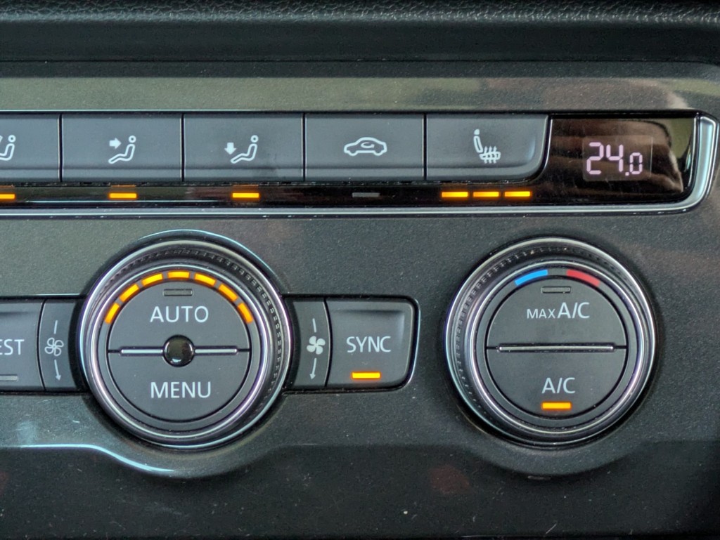 View VOLKSWAGEN TIGUAN 2.0 TDI SE Navigation. 2 OWNERS. CARPLAY. SAT NAV. HEATED SEATS. PARKING SENSORS. 6 SERVICES.