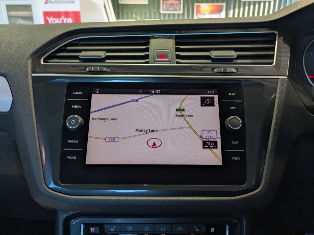 View VOLKSWAGEN TIGUAN 2.0 TDI SE Navigation. 2 OWNERS. CARPLAY. SAT NAV. HEATED SEATS. PARKING SENSORS. 6 SERVICES.